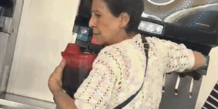 mujer se lleva jarra de costco